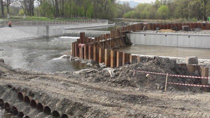 Rozsáhlá rekonstrukce Staroměstského stupně na řece Ostravici finišuje